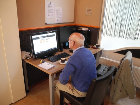 Cursist in actie in de Gasterij De Ontmoeting